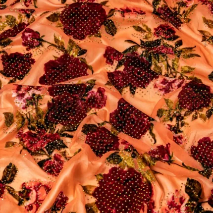 لقطة قريبة تبرز جودة فصوص قماش قطيفة شيفون الرسمة5 التصميم03