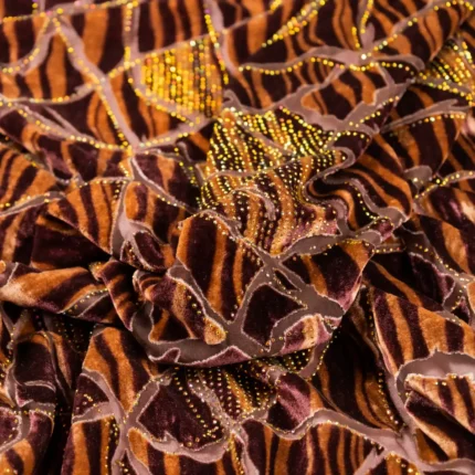 لقطة قريبة تبرز جودة فصوص قماش قطيفة شيفون الرسمة6 التصميم06